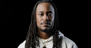 KB performs for 45,000 at Texas Rangers ballpark